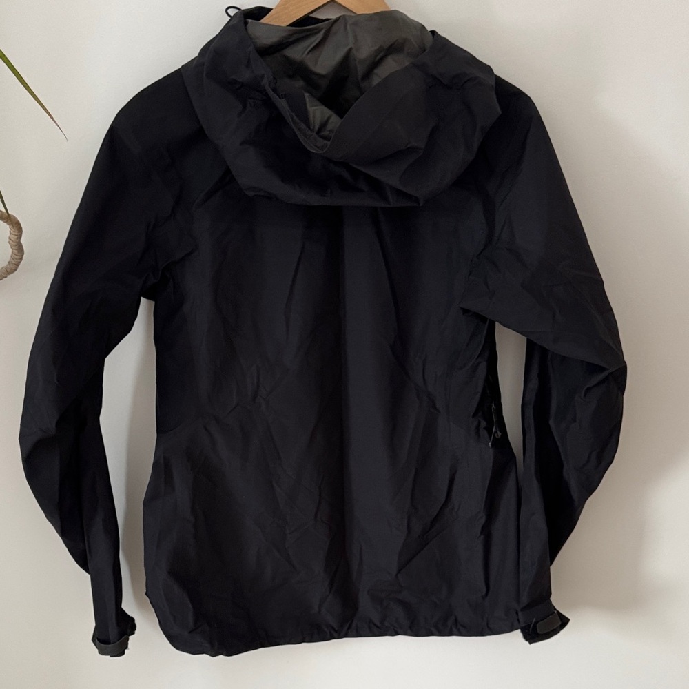 Arc'teryx GORE-TEX Women's Black Jacket - Picture 5 of 10